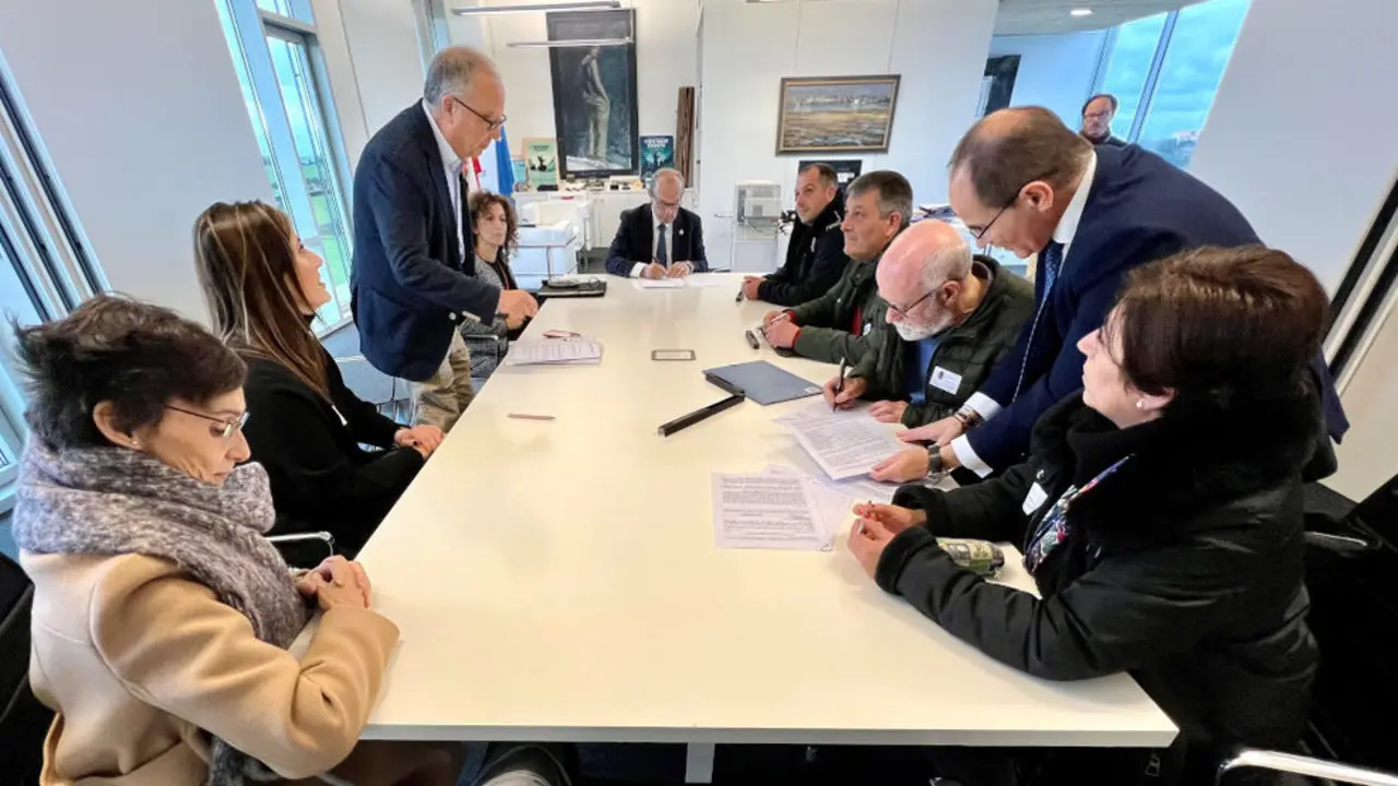 El Gobierno firma con los propietarios la primera adquisición de terreno del Llano de La Pasiega