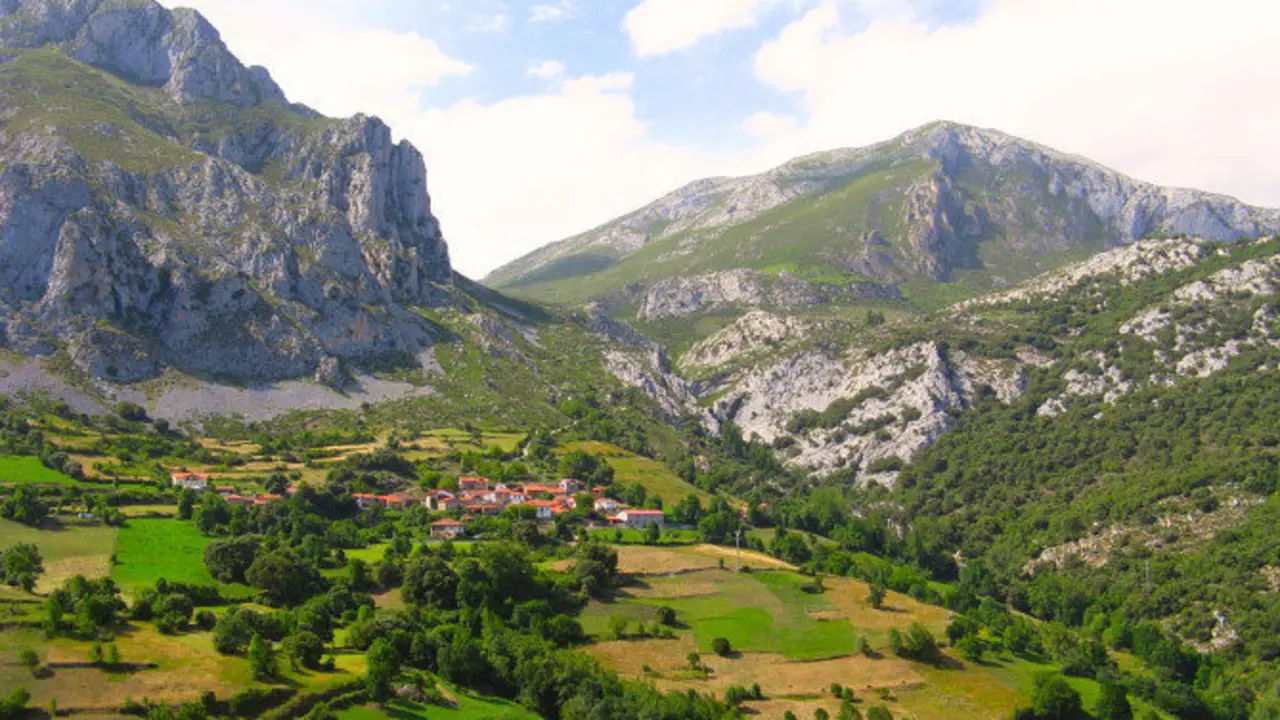 Vista del pueblo de Cabañes. Foto- picoseuropa.net