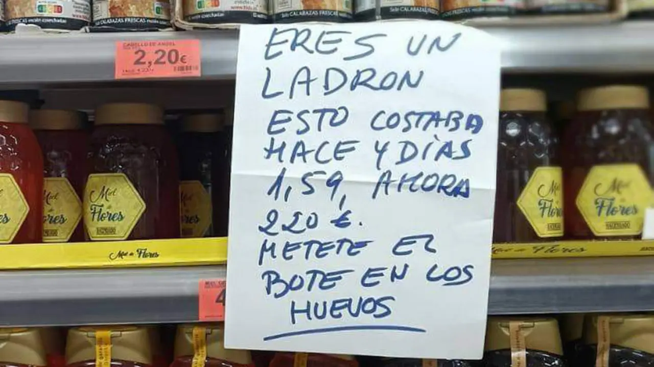 Cartel colgado en unos estantes de Mercadona | Foto- Twitter