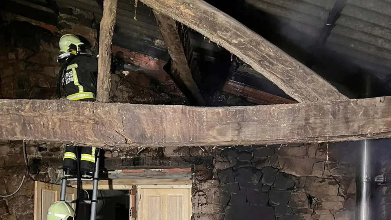 Incendio de una casa en Valdeprado del Río