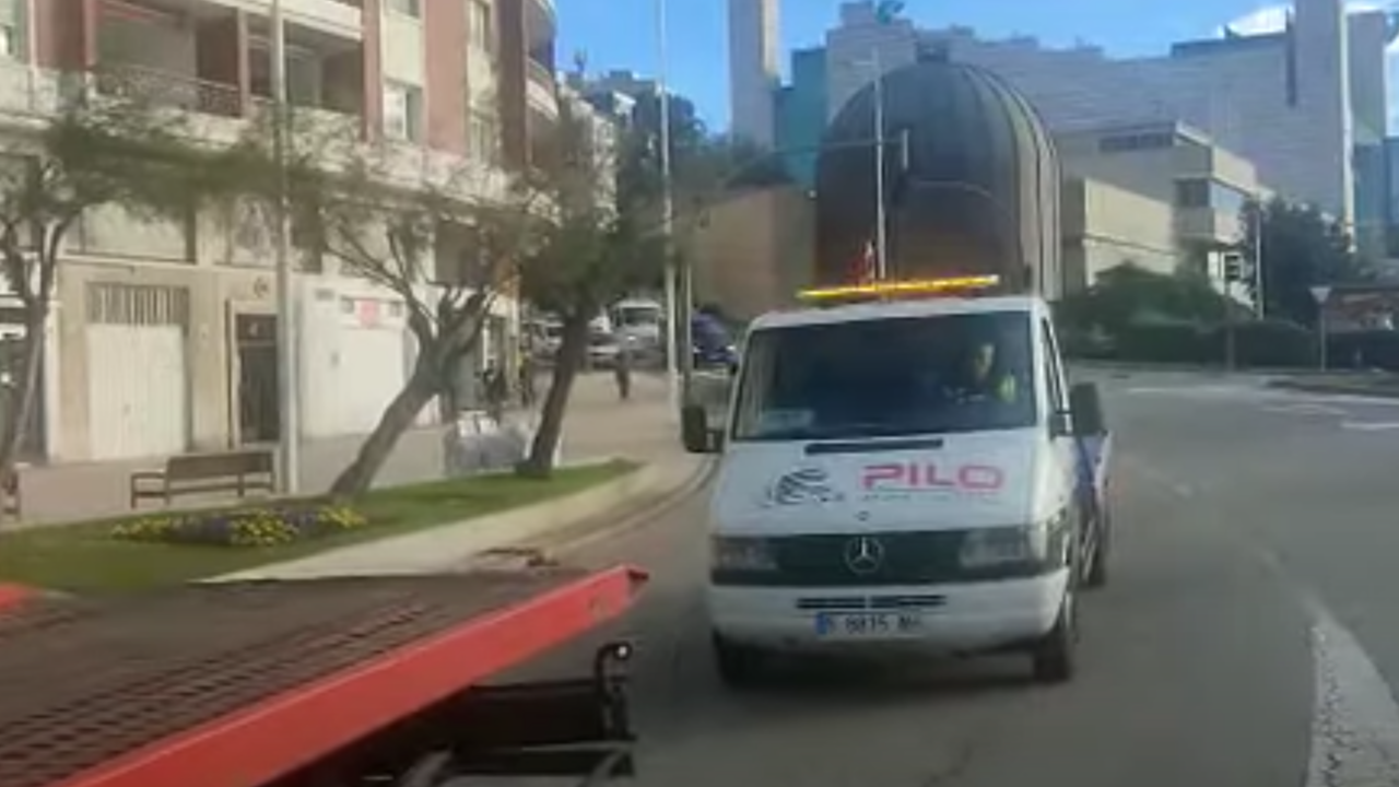 Casi un centenar de gr&uacute;as de auxilio en carretera 'invade' Santander para reivindicar precios que cubran sus costes