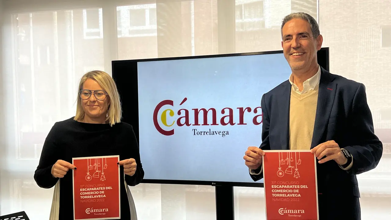 El presidente de la C&aacute;mara de Torrelavega, Carlos Augusto Carrasco, y la concejala de Comercio, Cristina Garc&iacute;a Vi&ntilde;as, presentan el 31 Concurso de Escaparates de Navidad