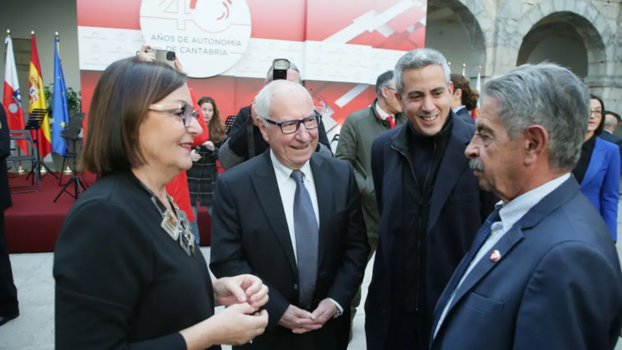 Dolores Gorostiaga, Miguel Ángel Palacio, Pablo Zuloaga y Miguel Ángel Revilla en el acto de conmemoración de la Constitución