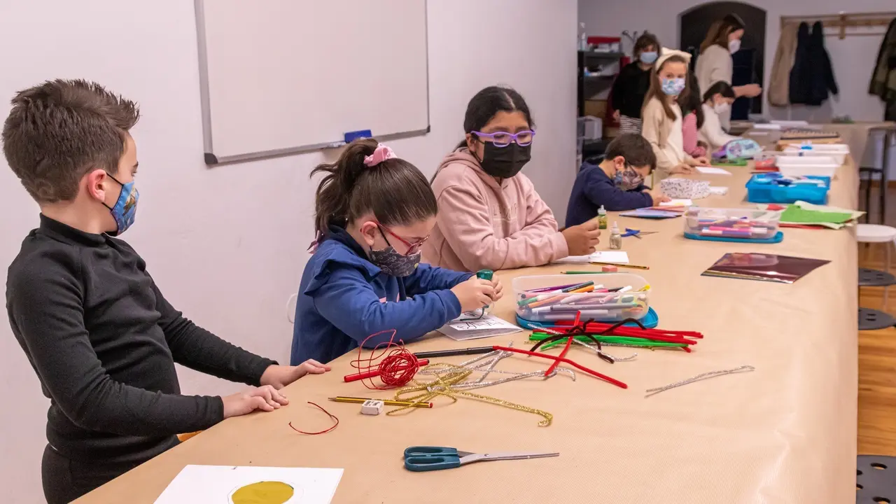 Ni&ntilde;os realizando sus trabajos durante el concurso de postales navide&ntilde;as del pasado a&ntilde;o