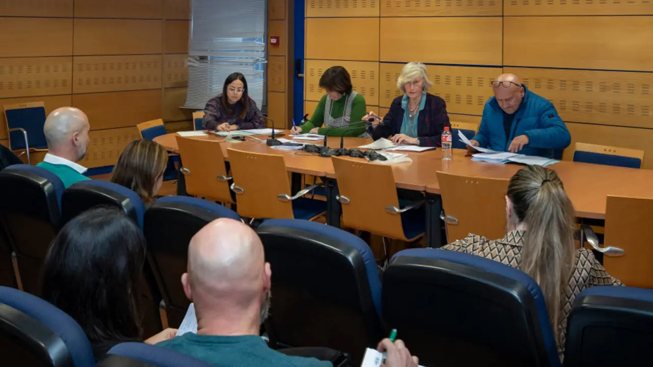 La consejera de Educación y Formación Profesional, Marina Lombó, preside la reunión de la Mesa Sectorial de Educación