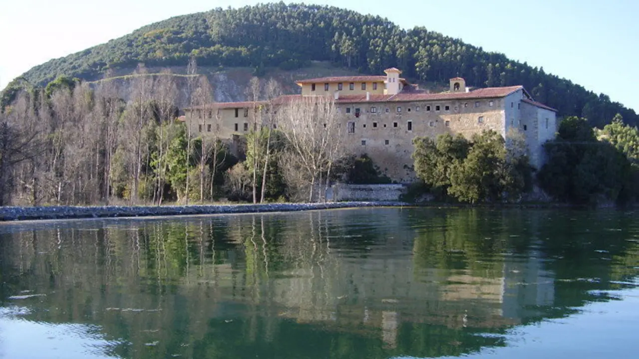 Escalante está situado junto a la ribera de la ría que otorga el nombre al pueblo