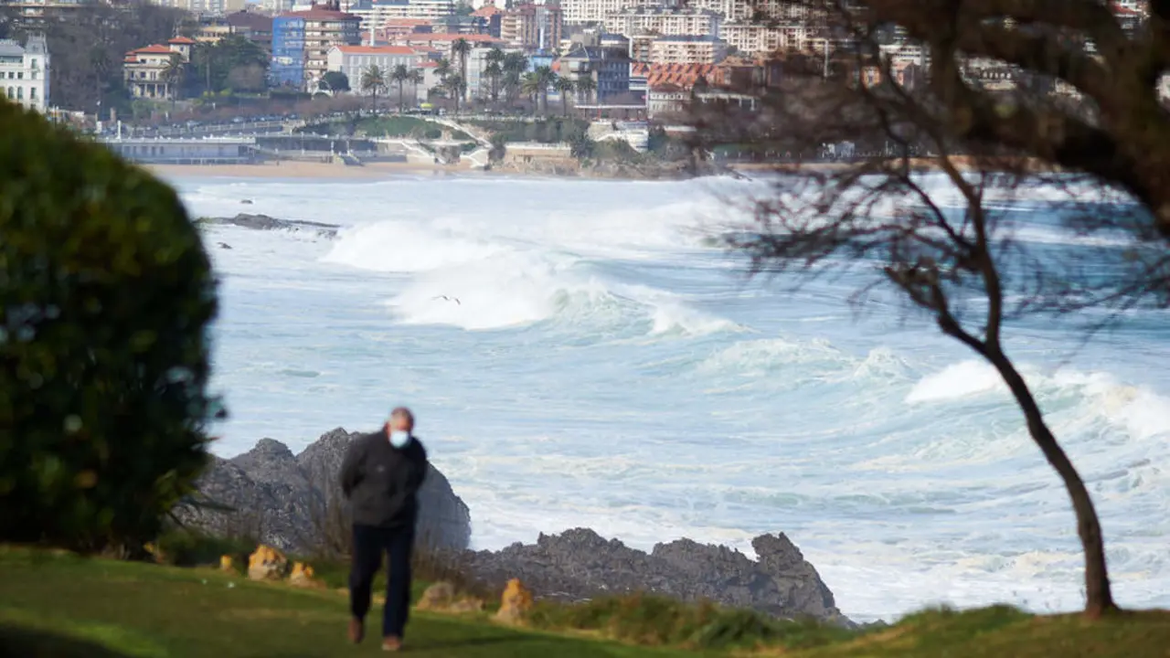 Fuerte oleaje y vientos en Santander