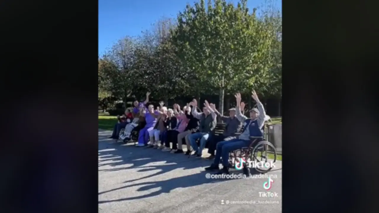 Usuarios del centro de Día en uno de sus vídeos