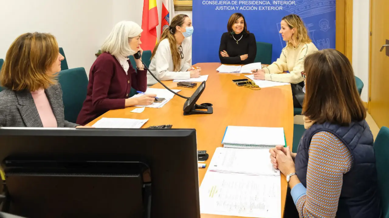 La consejera de Presidencia, Interior, Justicia y Acción Exterior, Paula Fernández Viaña, interviene de manera telemática en la Comisión Dirección Escuela Protección Civil