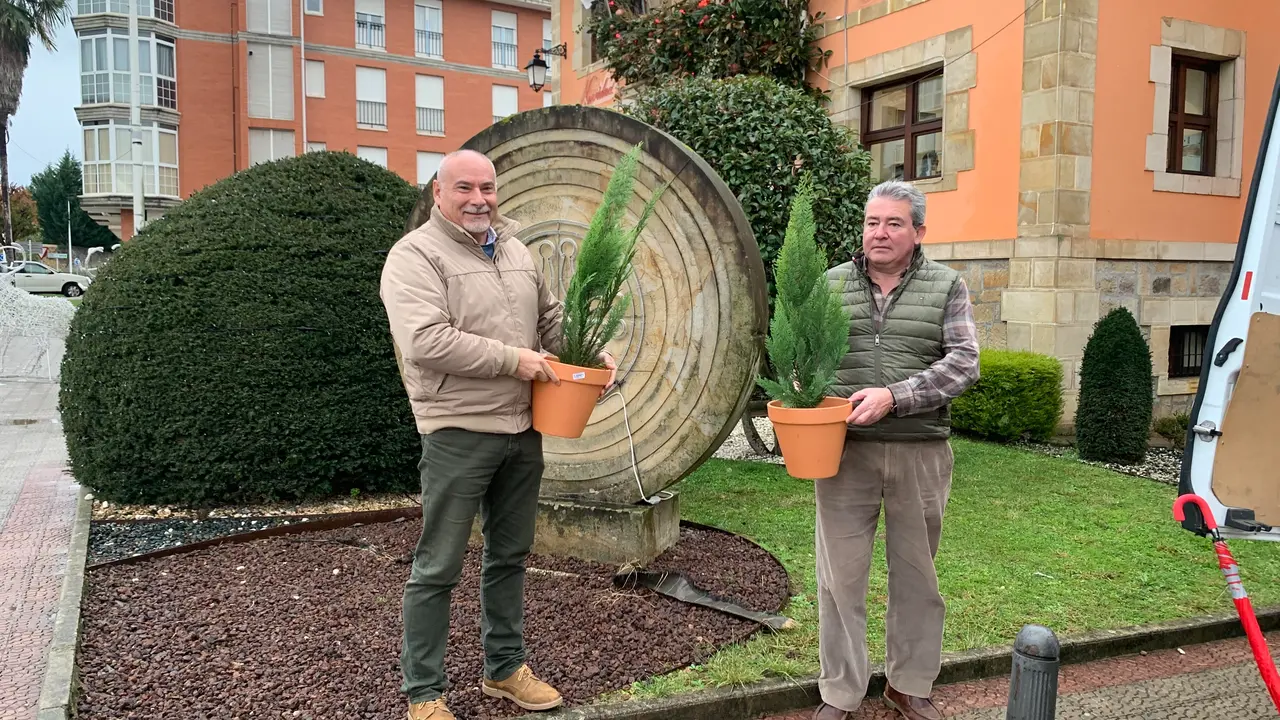 Entrega de pinos a los comercios de Pi&eacute;lagos