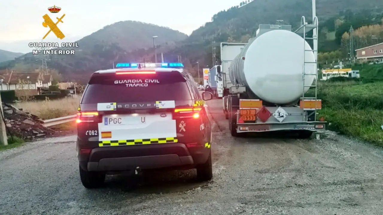 Imagen de la Guardia Civil con el detenido