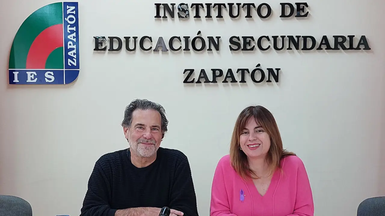 La directora general de Cooperación del Gobierno de Cantabria, Silvia Abascal, con un representante del centro educativo IES Zapatón tras la firma del convenio