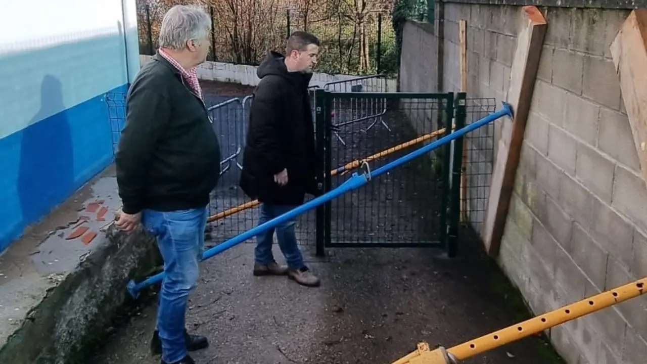 El concejal de Obras y Servicios de Pi&eacute;lagos, Antonio G&oacute;mez, y el de Educaci&oacute;n, Luis Sa&ntilde;udo, en el muro da&ntilde;ado en el patio de las aulas de dos a&ntilde;os del colegio Bajo Pas, en Arce