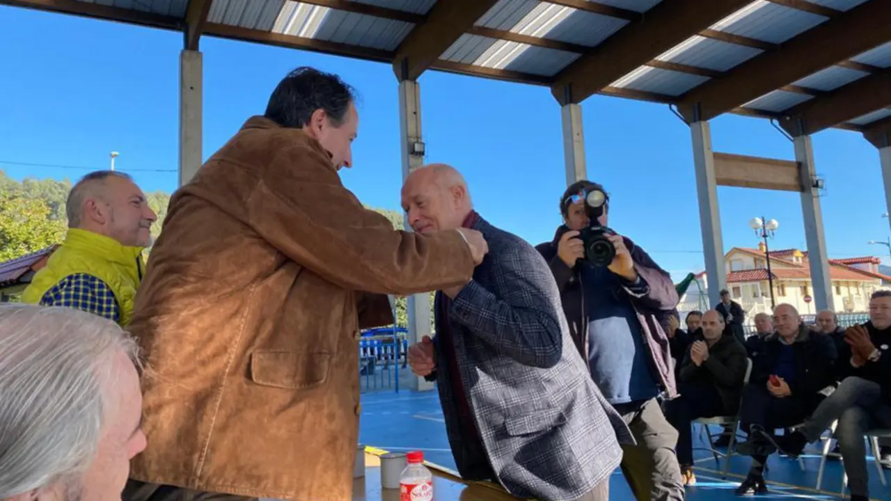 El consejero José Luis Gochicoa hace entre a Luis Barquín de la chapa de AMA