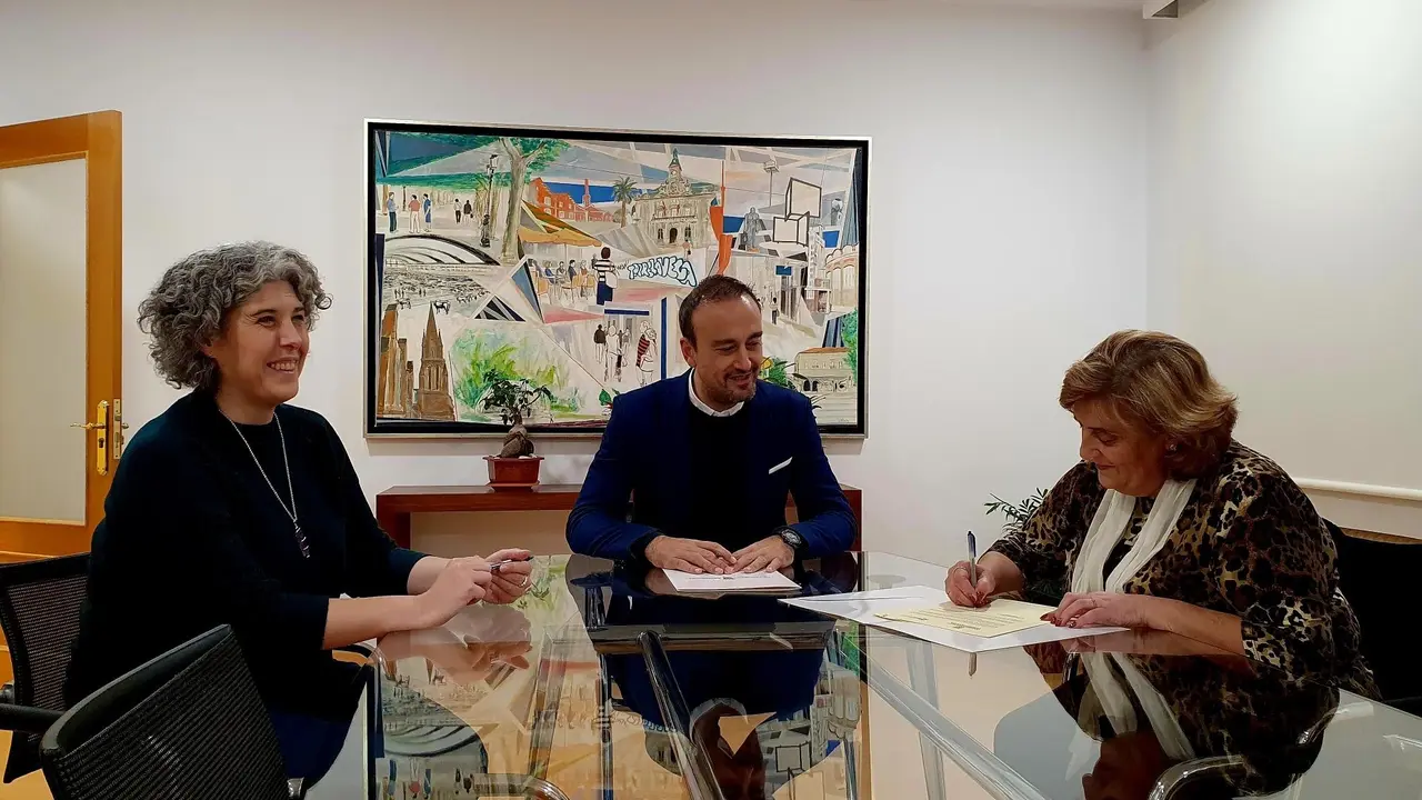 El Ayuntamiento de Torrelavega firma convenios de colaboraci&oacute;n con AMAT y AFAC