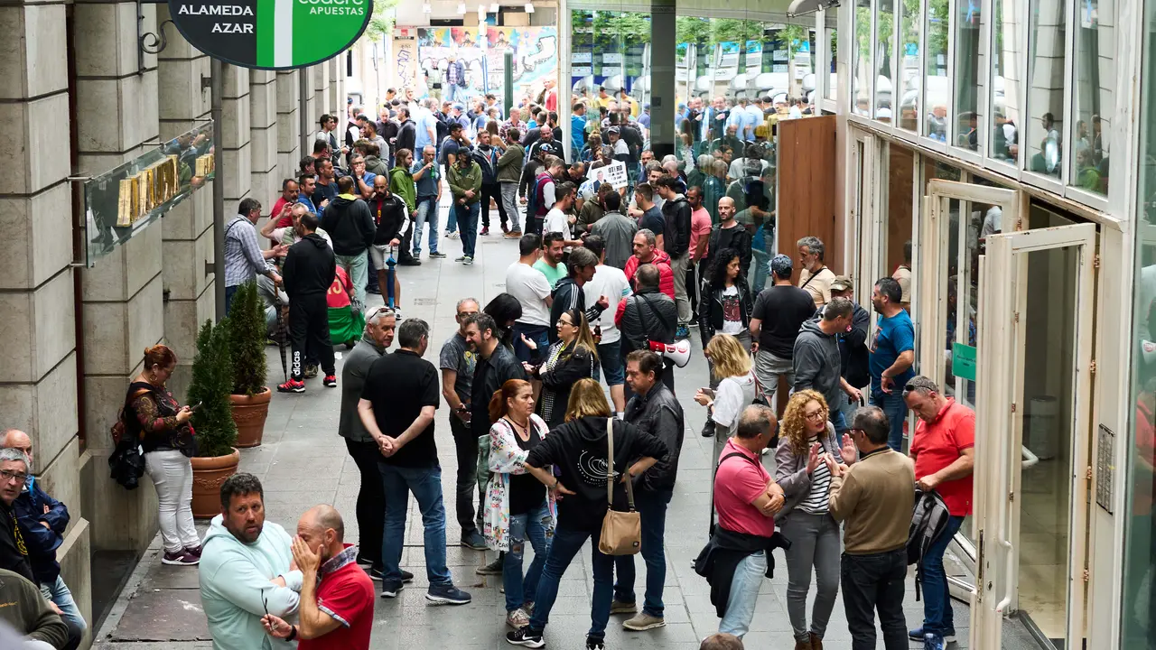 Varias personas protestan frente al ORECLA durante la huelga del sector metal&uacute;rgico. Foto| Archivo