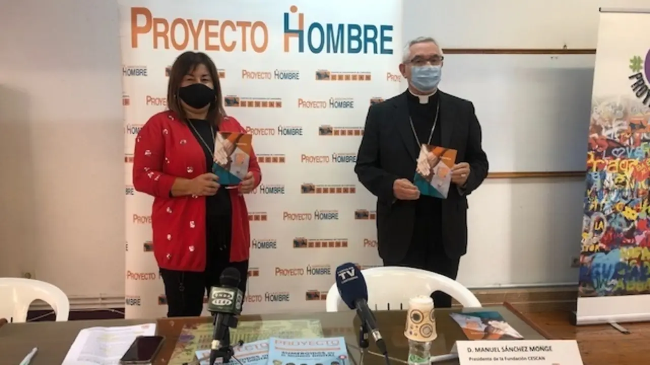La directora de Proyecto Hombre, Elo&iacute;sa Velarde, y el obispo de Santander, Manuel S&aacute;nchez Monge. Foto| Archivo