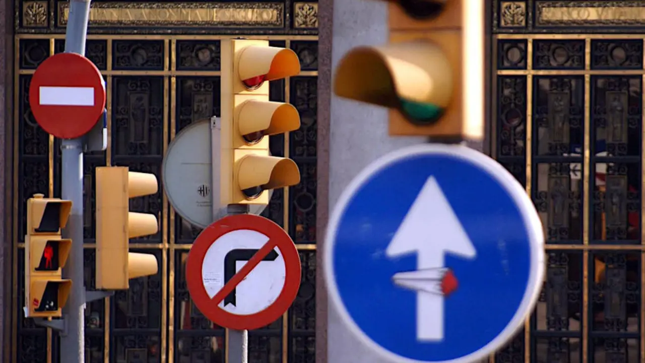 Es importante saber el contenido de cada señal de tráfico para una conducción segura