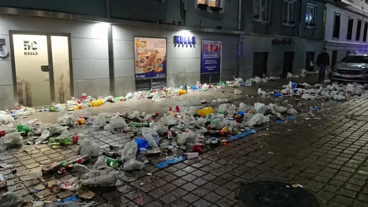 Basura en la calle el día de Nochebuena | Foto- Twitter @AAVVPomboCdio