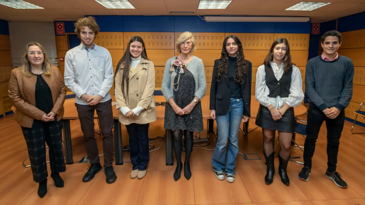 La consejera de Educación y Formación Profesional, Marina Lombó, recibe a los alumnos galardonados con los Premios Extraordinarios de Bachillerato en el curso 2021:2022 y 2017:2018
