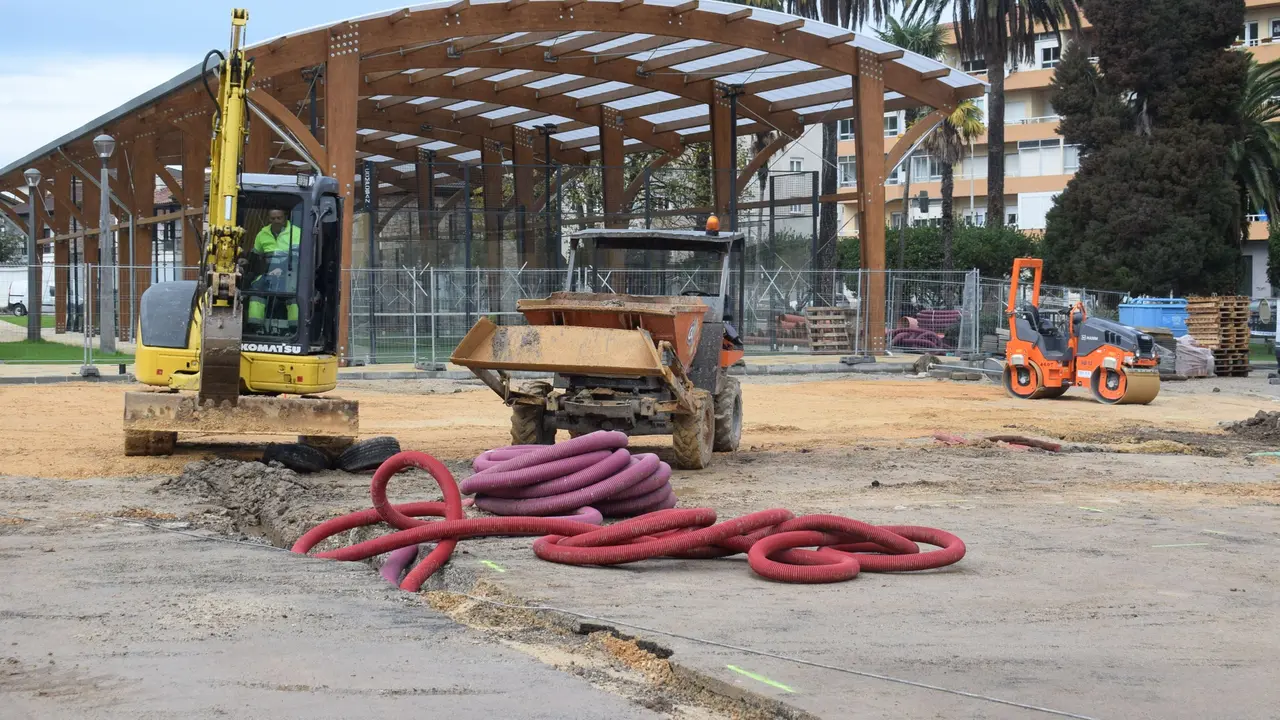 Obras de construcci&oacute;n del nuevo aparcamiento de Renedo