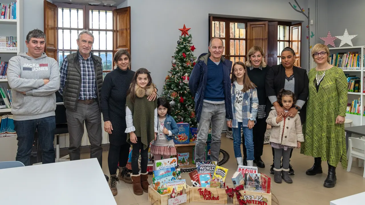 La biblioteca de Polanco entrega sus cestas de Navidad con libros a los socios m&aacute;s lectores de 2022