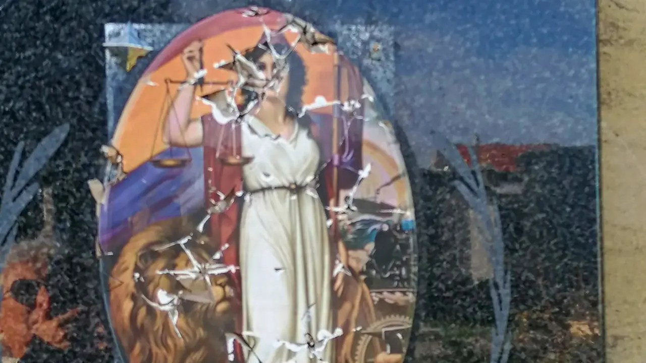 Detalle de la imagen dañana en el monumento a los fusilados durante la posguerra