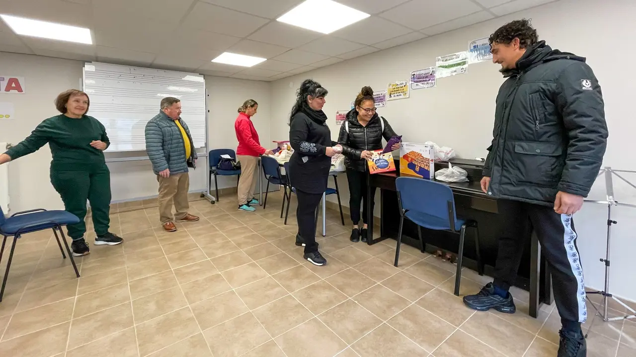 La Asociaci&oacute;n Solidaria de Polanco y el Ayuntamiento entregan juguetes a familias con pocos recursos