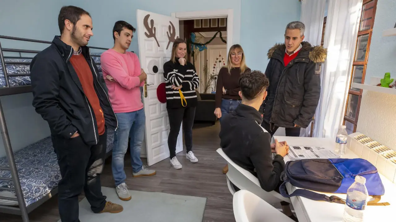 Visita al centro de menores del vicepresidente y consejero, Pablo Zuloaga, junto con la consejera Eugenia Gómez de Diego