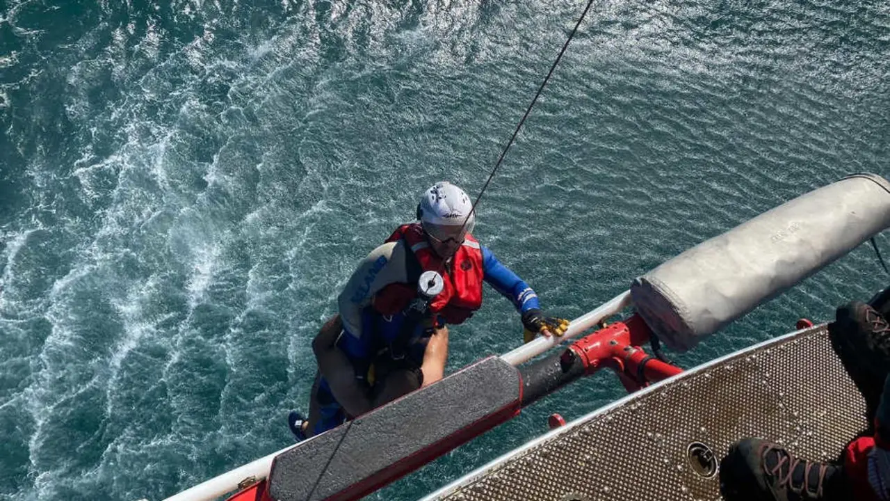 Rescate en helicóptero en el mar