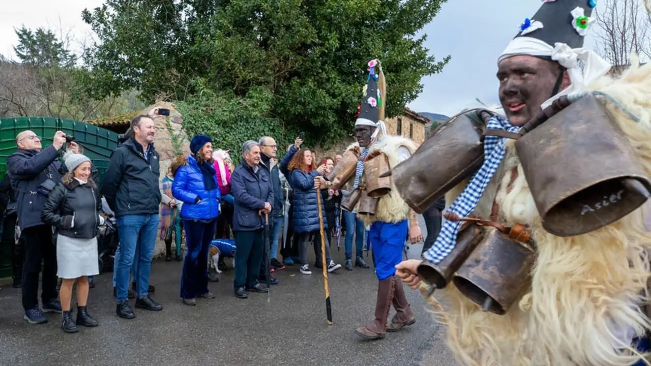 El presidente de Cantabria, Miguel Ángel Revilla, junto al vicepresidente, Pablo Zuloaga, y consejeros del Gobierno, ha acudido a La Vijanera
