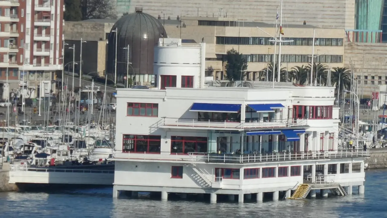 Edificio del Real Club Marítimo de Santander en la bahía y junto a Puertochico