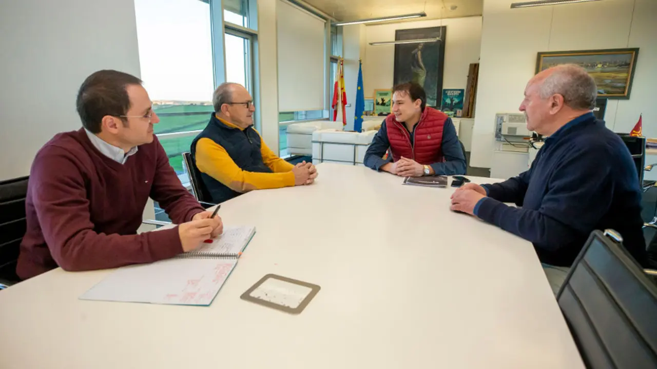 El consejero de Industria, Javier López Marcano, mantiene una reunión con representantes de Mecánicas Brañosera y estudiar un proyecto para abrir una nueva industria en las instalaciones de Forjas de Cantabria