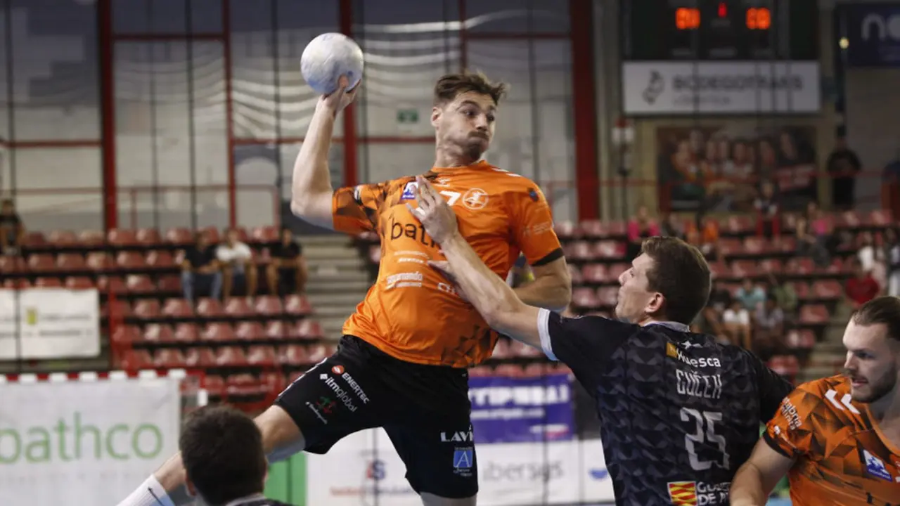 Fabri Casanova en el último duelo entre BM Torrelavega y Bada Huesca | Foto- BM Torrelavega