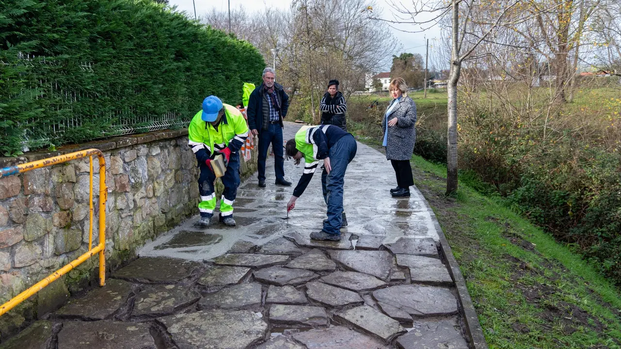 Visita a las obras de reparaci&oacute;n del camino peatonal junto al r&iacute;o Cabo que realizan operarios de Corporaciones Locales