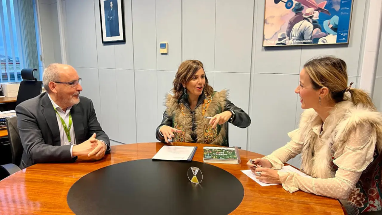De izquierda a derecha- El director del aeropuerto 'Seve Ballesteros', Bienvenido Rico; la consejera de Presidencia, Paula Fernández, y la directora general de Interior, Jezabel Morán