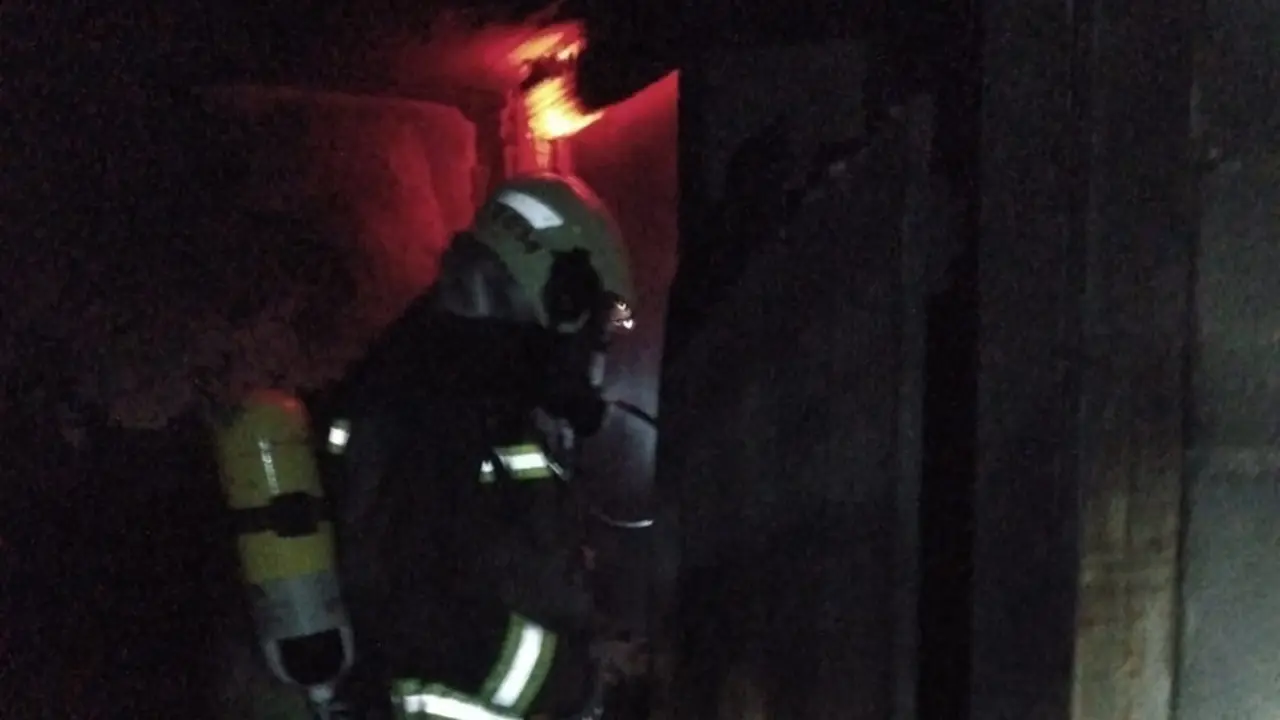 Los bomberos del 112 sofocan el incendio en un trastero de una casa de San Roque de Riomiera