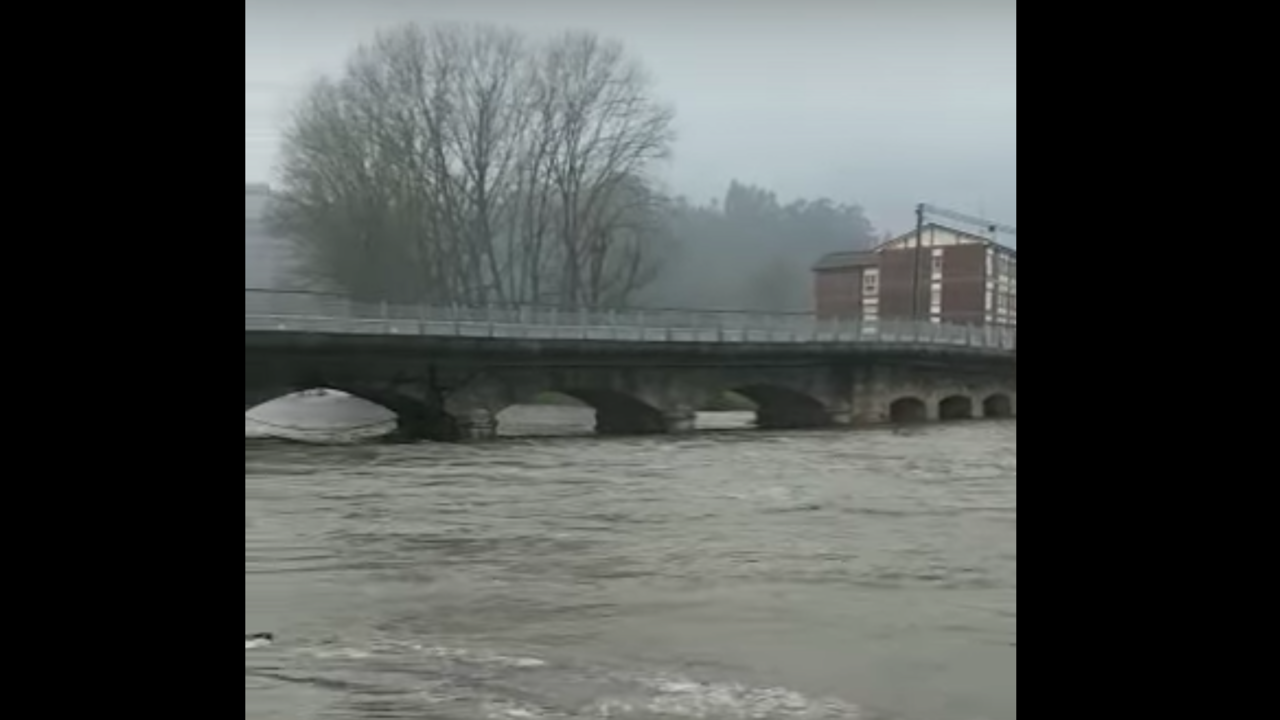 Desbordados el As&oacute;n y el Muriago a su paso por Ampuero y Los Corrales de Buelna