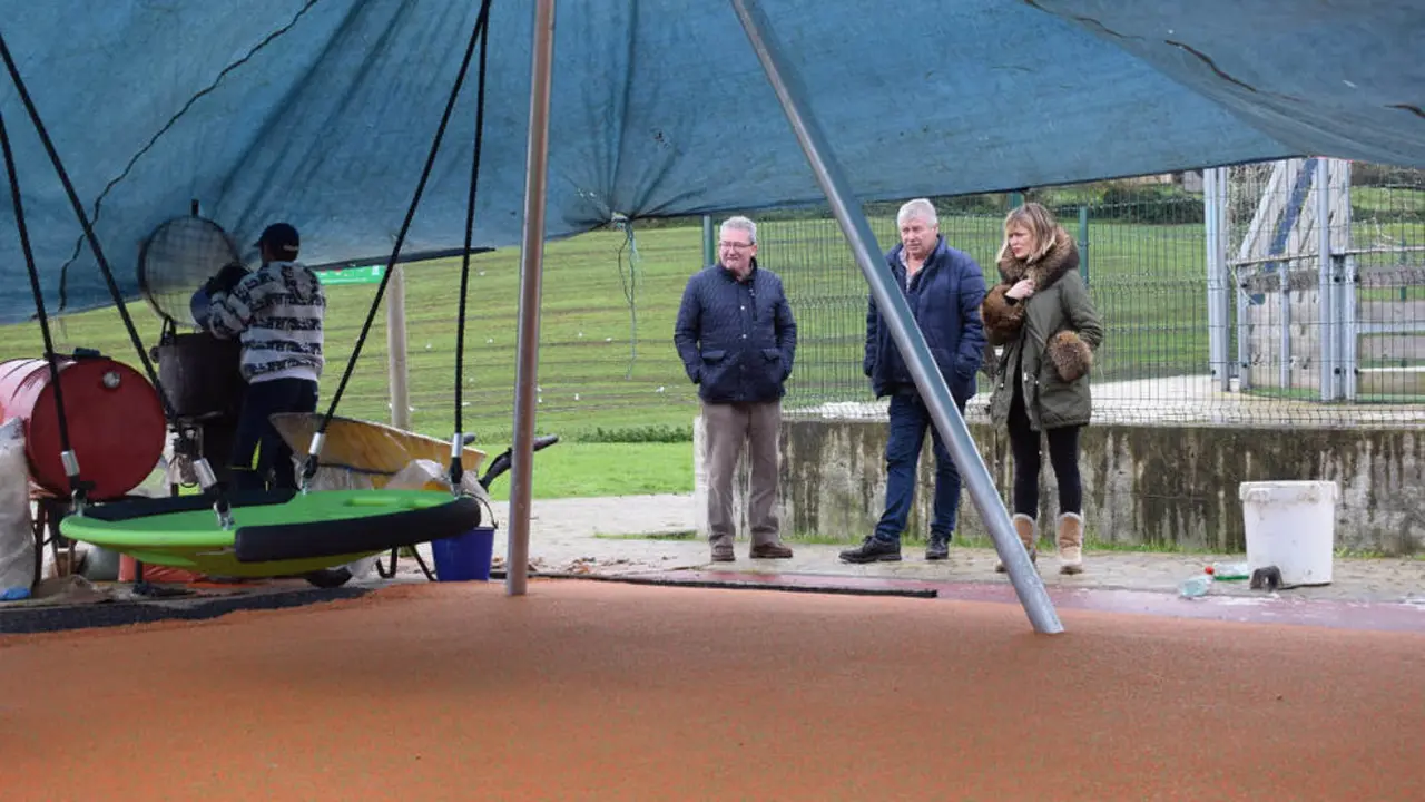 Obras del nuevo parque infantil en Mortera