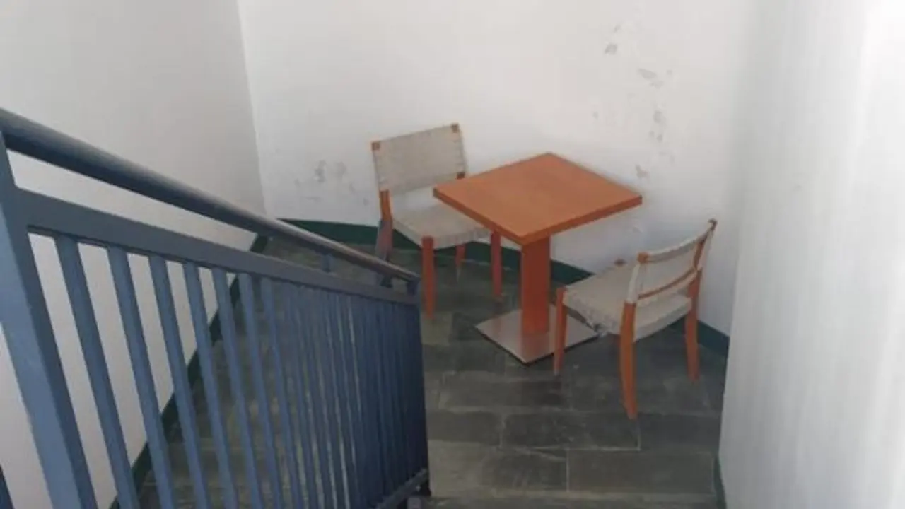 Rellano de la escalera donde CCOO denuncia que se obliga a %22comer y descansar%22 al personal del MMC