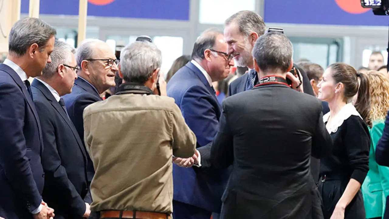 El consejero de Turismo saluda a Don Felipe y Doña Letizia en el estand de Turespaña