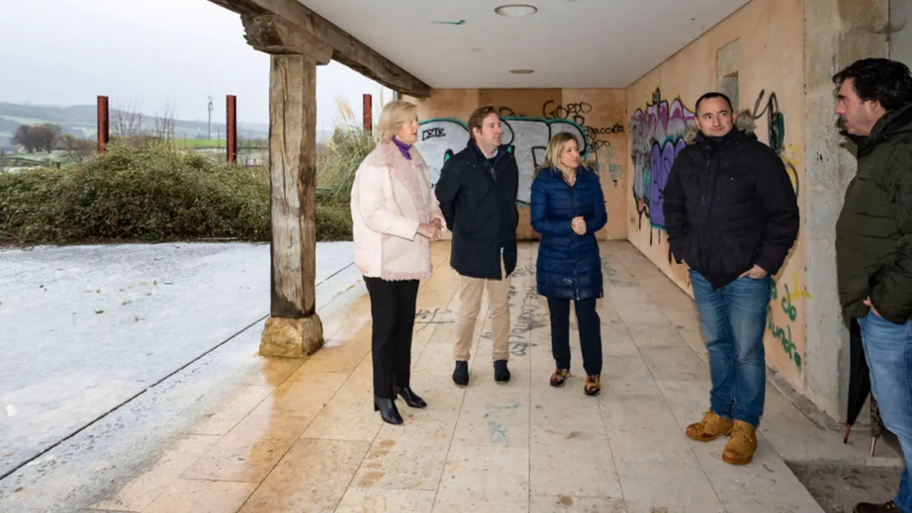 La consejera de Educación y Formación Profesional, Marina Lombó, visita las obras del nuevo centro de Educación Infantil de este municipio