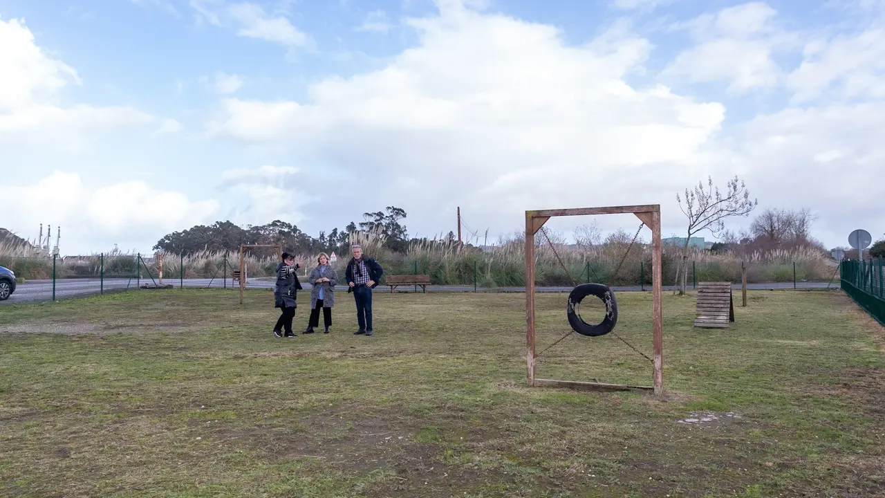 Visita de la alcaldesa y concejales al parque canino de Requejada