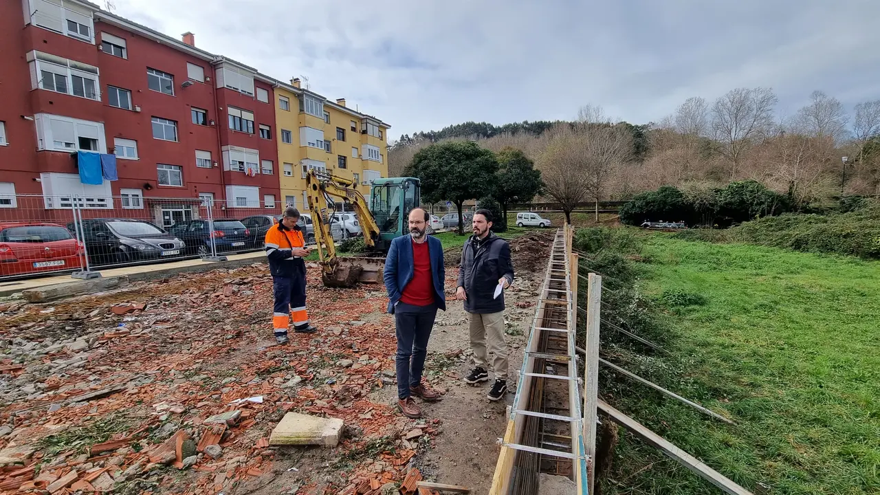 El concejal Jos&eacute; Luis Urraca visita las obras del un nuevo circuito biosaludable y zona ajardinada en el Barrio Covadonga