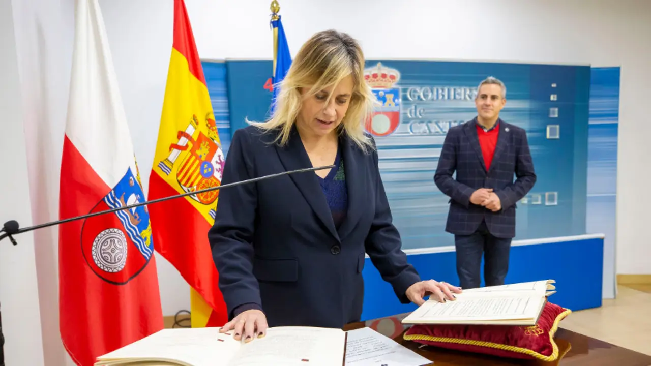 El vicepresidente y consejero de Universidades, Igualdad, Cultura y Deporte, Pablo Zuloaga, preside la toma de posesión de la directora general de Juventud, Marina Bolado