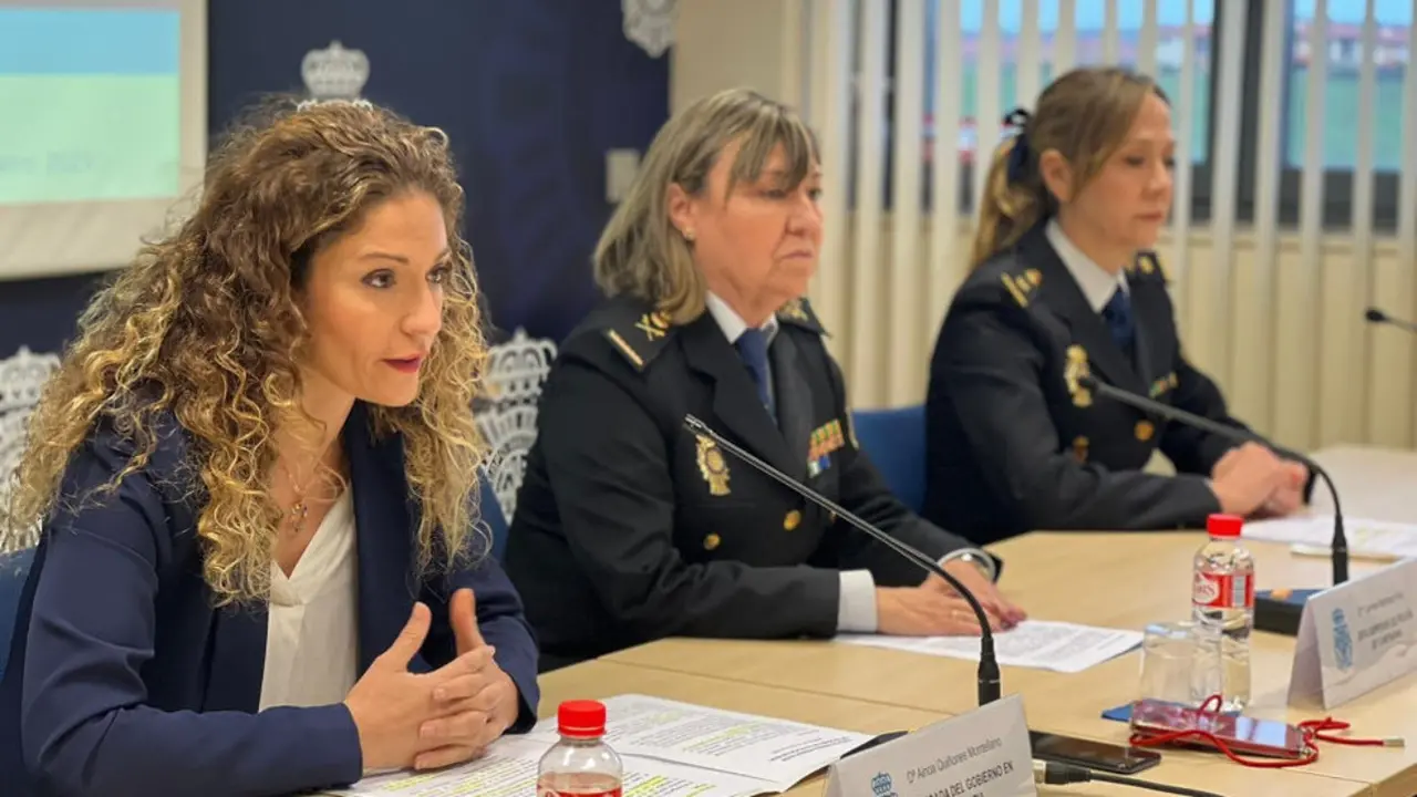 La delegada del Gobierno en Cantabria, Ainoa Quiñones; la jefa superior de la Policía Nacional en Cantabria, María del Carmen Martínez, y la de la Brigada Provincial de la Policía Judicial, María Paz López