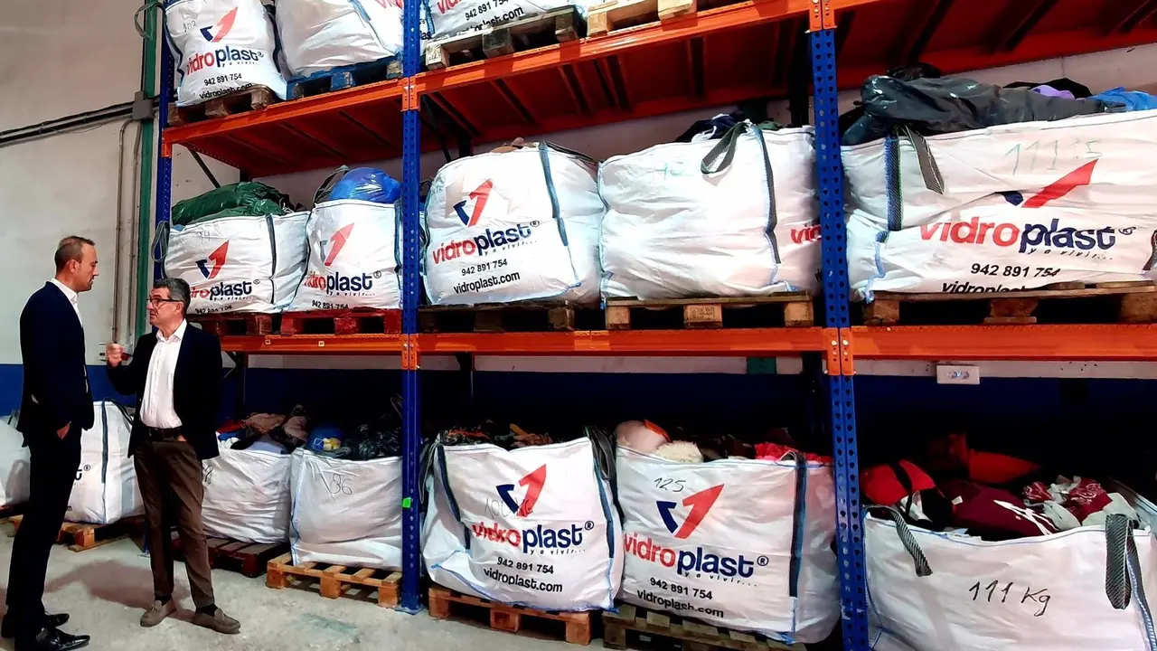 El alcalde, Javier L&oacute;pez Estrada, y el concejal de Aguas Torrelavega, Pedro P&eacute;rez Noriega, en el dep&oacute;sito de recogida textil