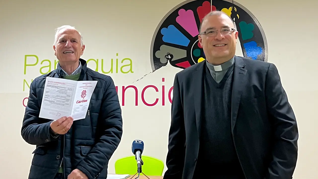 El p&aacute;rroco de la Virgen Grande, Jes&uacute;s Casanueva, y el coordinador arciprestal de C&aacute;ritas en Torrelavega, Rufino Casta&ntilde;eda