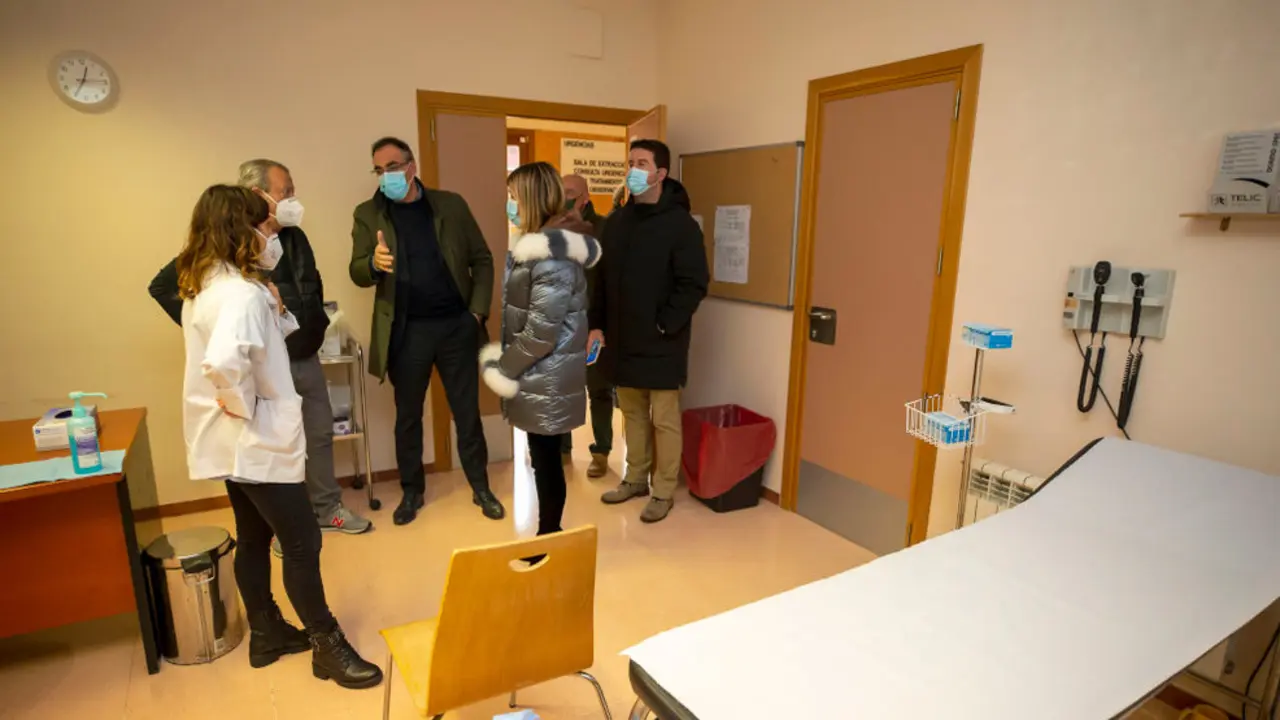 El consejero de Sanidad, Raúl Pesquera, realiza una visita a Piélagos