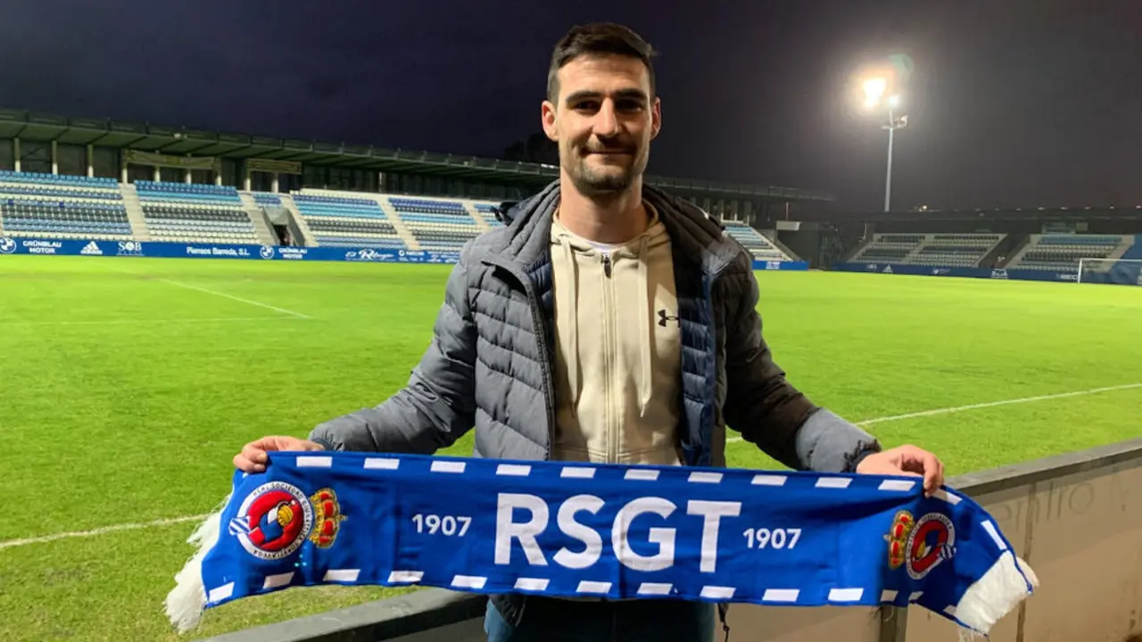 Dani Sotres posa con sus nuevos colores | Foto- RS Gimnástica